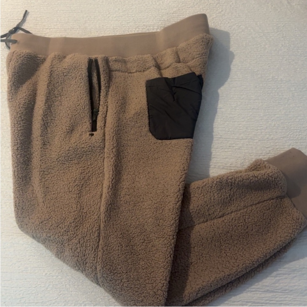 Greyson Tan Sherpa Joggers Sweatpants with Black Pocket Large